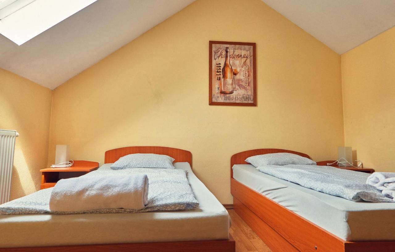 Penzion Fox Nemšová Exterior foto